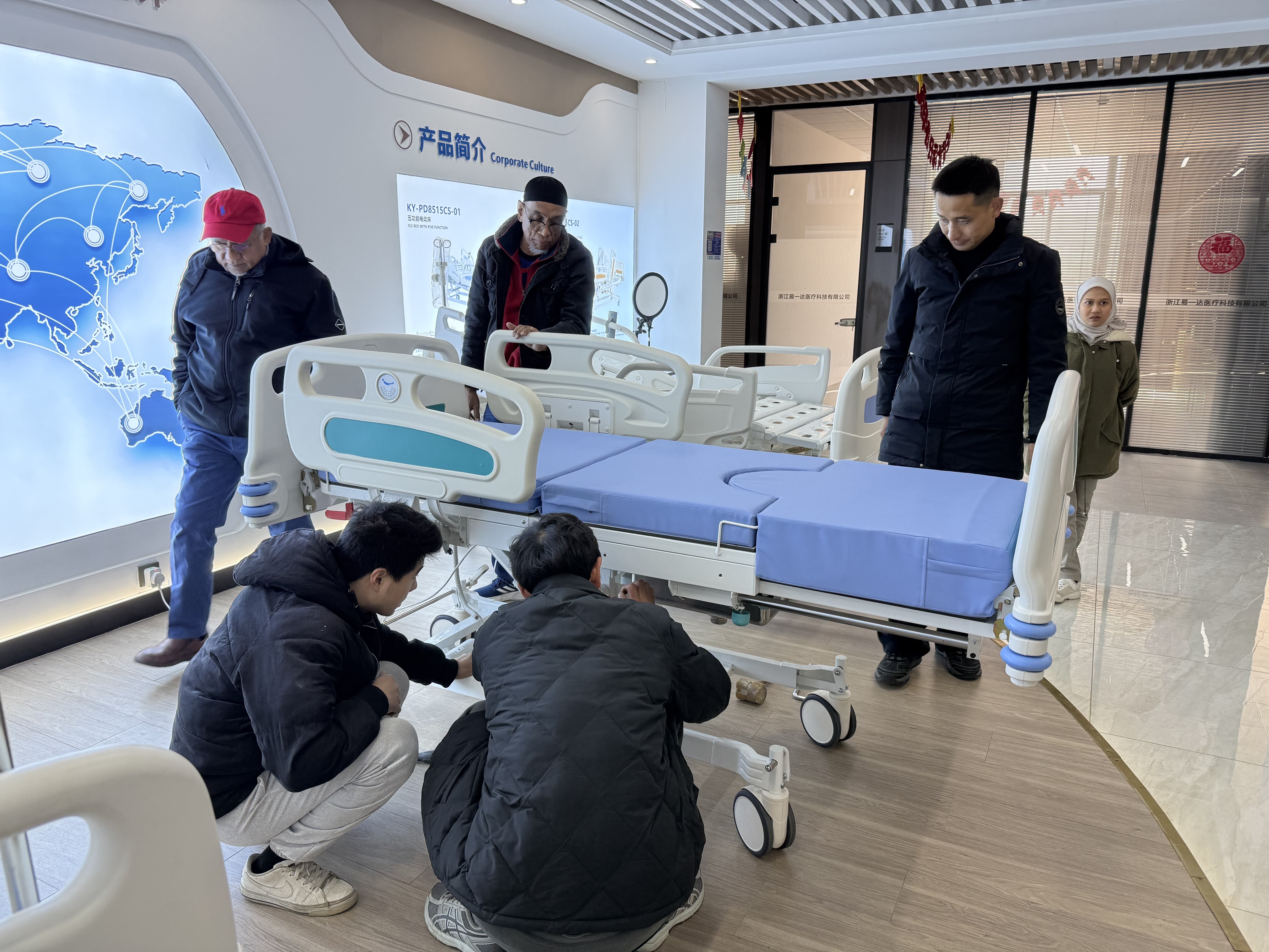 Derniers blogs de l'entreprise sur Un client malaisien visite une usine pour inspecter des lits de maternité sur mesure