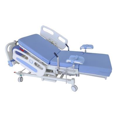 Lit de maternité spécial pour la gynécologie et l'obstétrique dans l'hôpital bleu