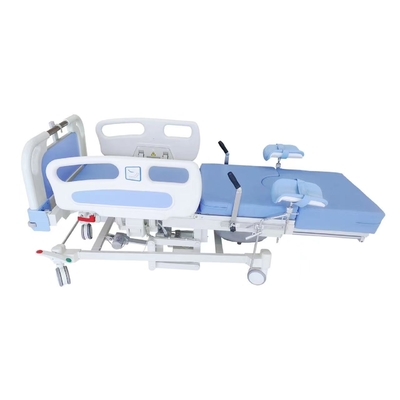 Lit de maternité spécial pour la gynécologie et l'obstétrique dans l'hôpital bleu