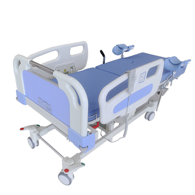 Lit de maternité spécial pour la gynécologie et l'obstétrique dans l'hôpital bleu
