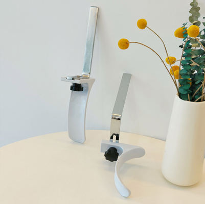Les accessoires gynécologiques de lit d'hôpital encadrent le matériel blanc d'ABS