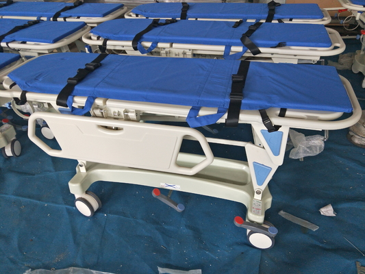 Transfert manuel de transport d'urgence, fauteuil ambulant, transfert du patient à l'hôpital, freinage central