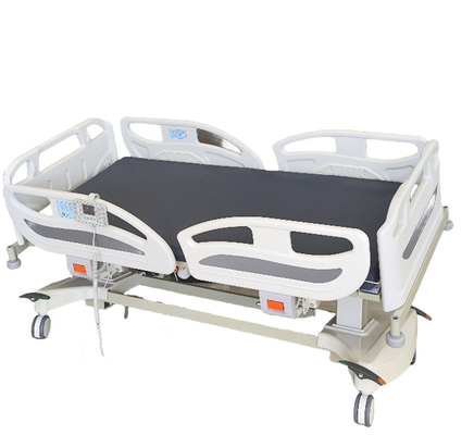 Deux colonnes de thrombolyse pesant le lit de l' hôpital patient tourner sur le lit de soins intensifs