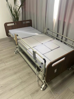 Logement électrique pour personnes âgées Lit de soins infirmiers avec roues verrouillables