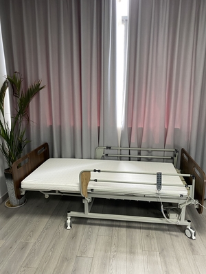 Logement électrique pour personnes âgées Lit de soins infirmiers avec roues verrouillables