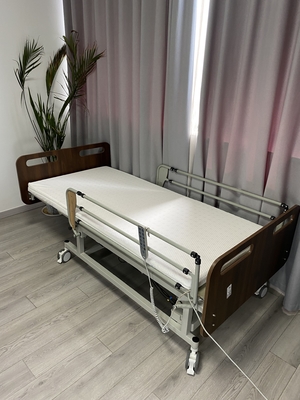 Logement électrique pour personnes âgées Lit de soins infirmiers avec roues verrouillables