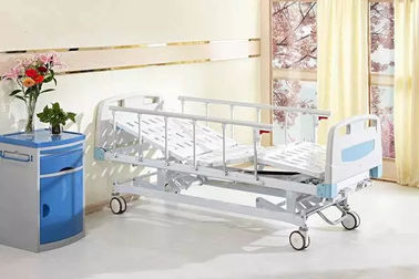 Trois lits médicaux d'hôpital manuel de fonctions