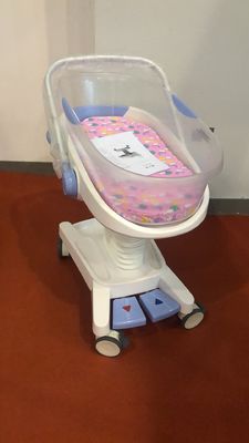 Blanc hydraulique de chariot à bébé d'hôpital de charge des commandes système 25kg de huche de bébé de lit d'enfant d'hôpital