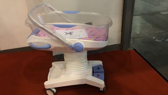 Blanc hydraulique de chariot à bébé d'hôpital de charge des commandes système 25kg de huche de bébé de lit d'enfant d'hôpital