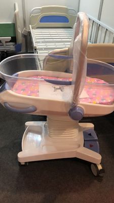 Blanc hydraulique de chariot à bébé d'hôpital de charge des commandes système 25kg de huche de bébé de lit d'enfant d'hôpital