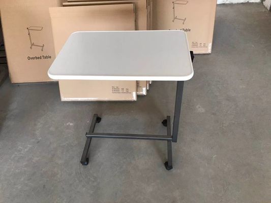 Tableau blanc de lit de Tray Table With Wheels Over de lit d'hôpital de patients