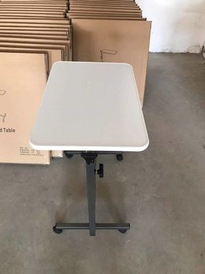 Tableau blanc de lit de Tray Table With Wheels Over de lit d'hôpital de patients