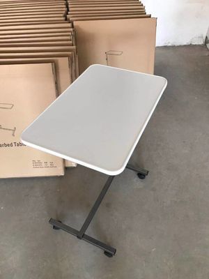 Tableau blanc de lit de Tray Table With Wheels Over de lit d'hôpital de patients