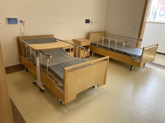 Trois lits d'hôpital en bois de lit électrique de soins en maison de retraite de fonctions pour des personnes âgées