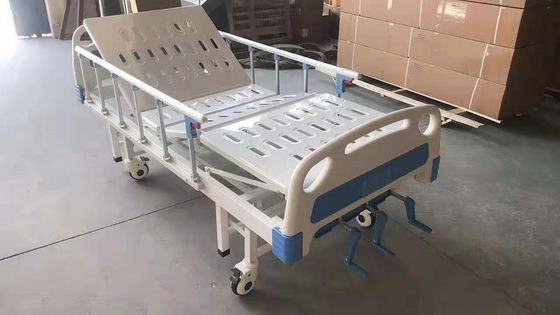 L'acier patient manuel de lit d'hôpital de 2 manivelles pulvérisent le cadre en plastique