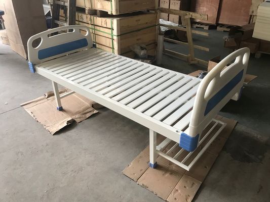 Le lit d'hôpital manuel d'usage médical simple de fonction un tourne la manivelle sans roulettes