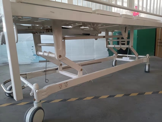 L'acier manuel détraqué de lit d'hôpital trois pulvérisent le blanc en plastique de cadre