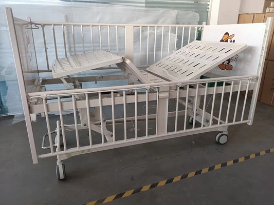 L'acier manuel détraqué de lit d'hôpital trois pulvérisent le blanc en plastique de cadre