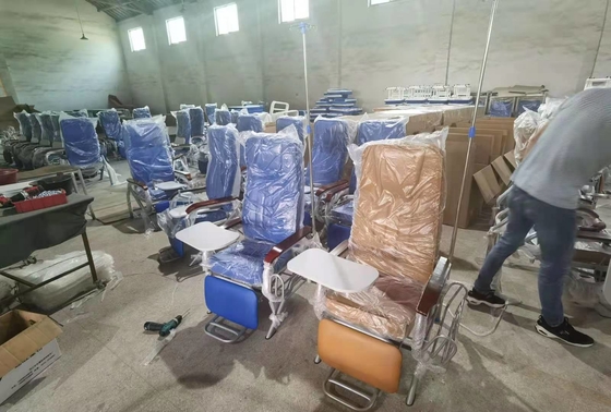 La chaise de transfusion d'hôpital pour le repos patient de dos d'utilisation et le pied reposent réglable