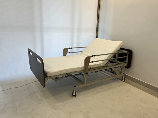 Logement électrique pour personnes âgées Lit de soins infirmiers avec roues verrouillables