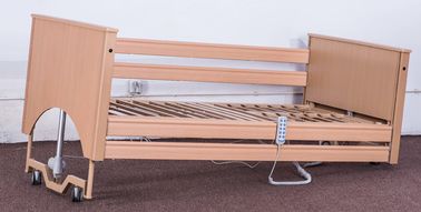Matériel en bois avec le lit de soin infirmier de roulettes de frein de cinq - fonction
