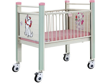 Lit de bébé mobile de bande dessinée rose, lit époxyde en acier de soin de bébé avec le lit de nourrisson d'hôpital de lit de bébé d'hôpital de roulette